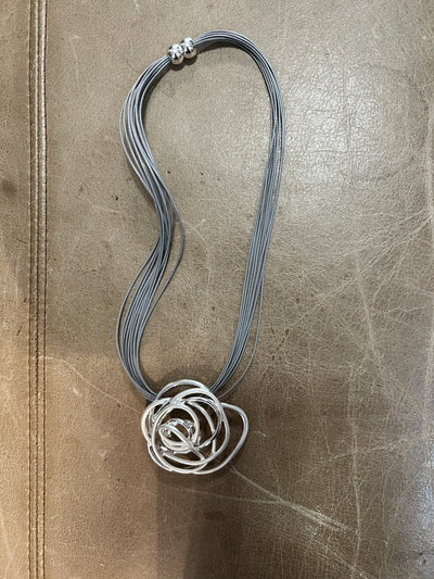 Rose short necklace magnetic close