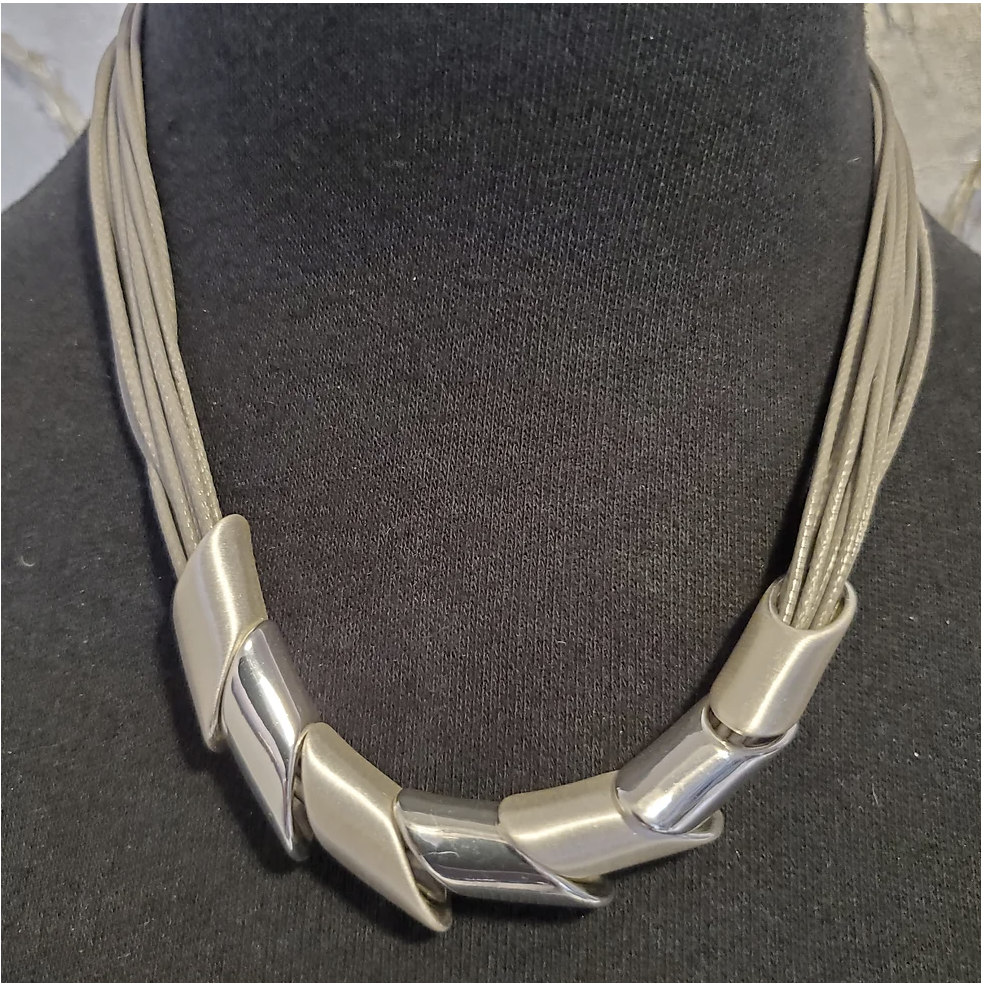 Brushed and silver short necklace magnetic close