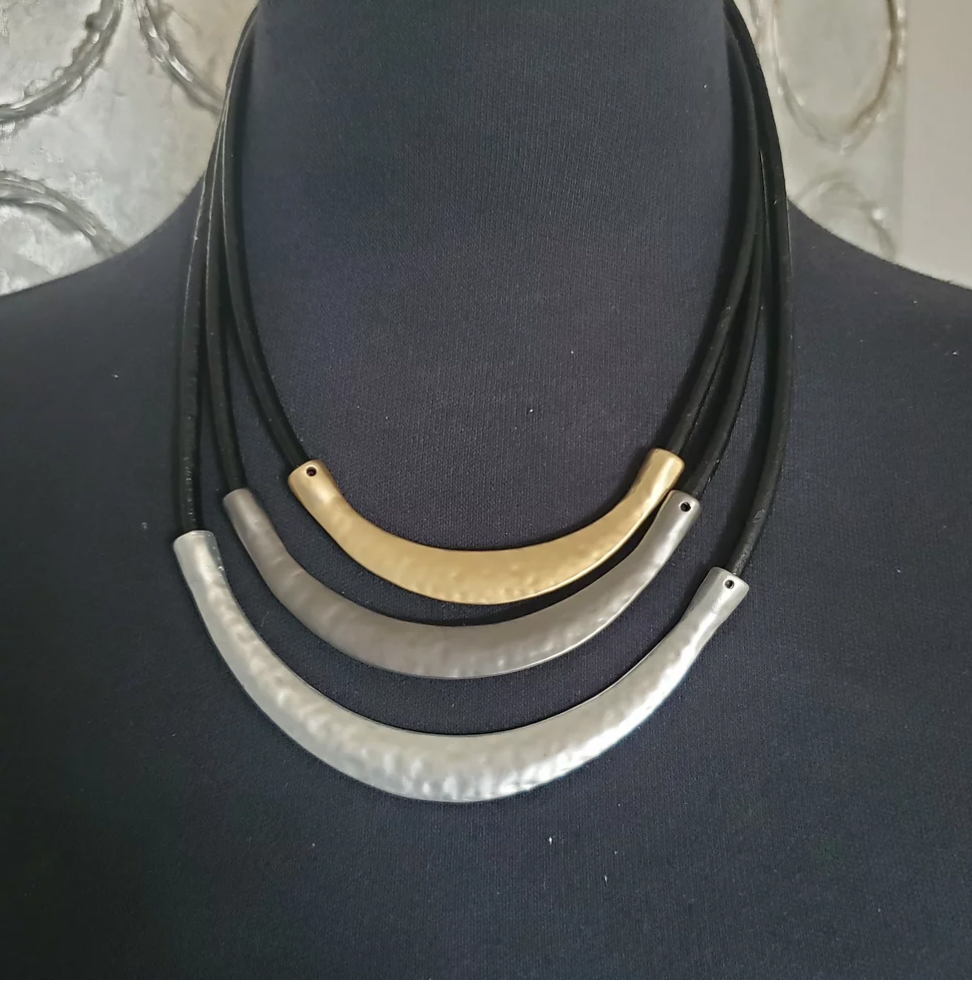 Tri-colour short necklace